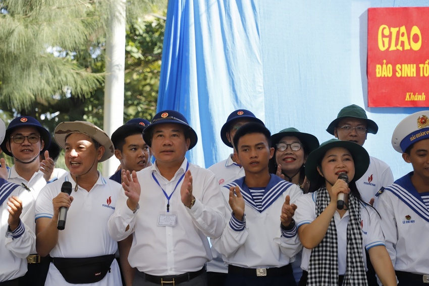 Petrovietnam thăm, động viên cán bộ chiến sĩ, người dân tại huyện đảo Trường Sa và Nhà giàn DK1/9 – Ba Kè